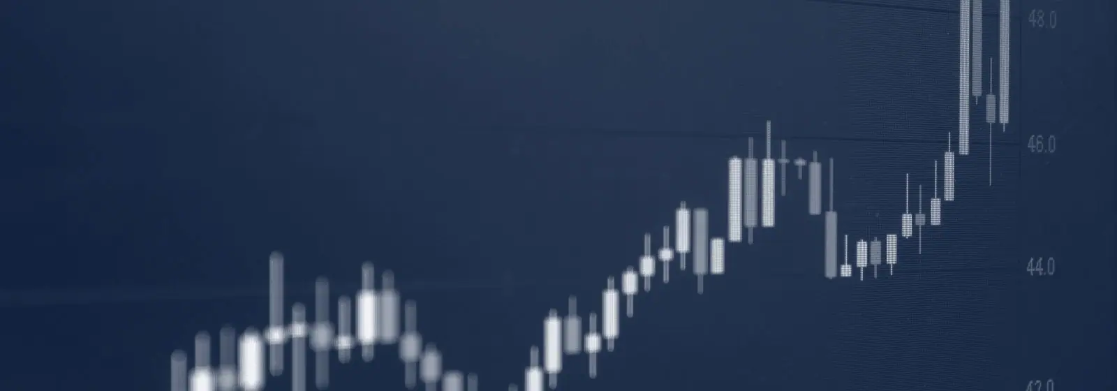 Graphique en bougies d'un indice en hausse sur un écran