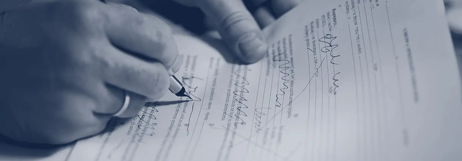 Mains en train de signer un document